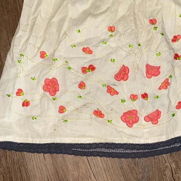 Twenty one top. Size small. Tank top. Super cute flower details. - Picture 5 of 7